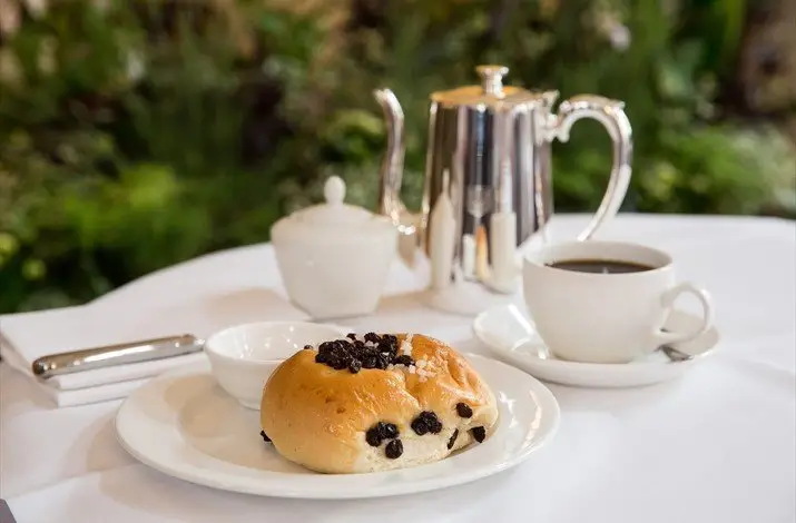 Bath's Pump Room tea and scone, a key ritual in Jane Austen's Bath