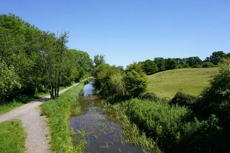 Old Wick & Berks canal surrounded by rolling hills