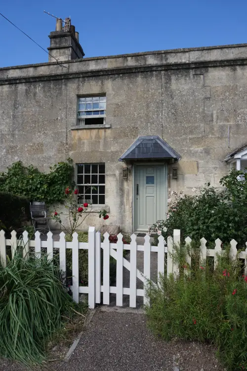 Cotswold cottage with white fence in Bathampton