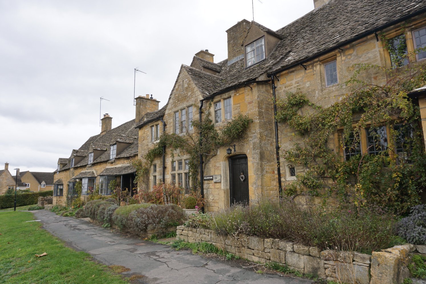 Discovering quaint cottages in Broadway when following travel itineraries for exploring the Cotswolds without a car