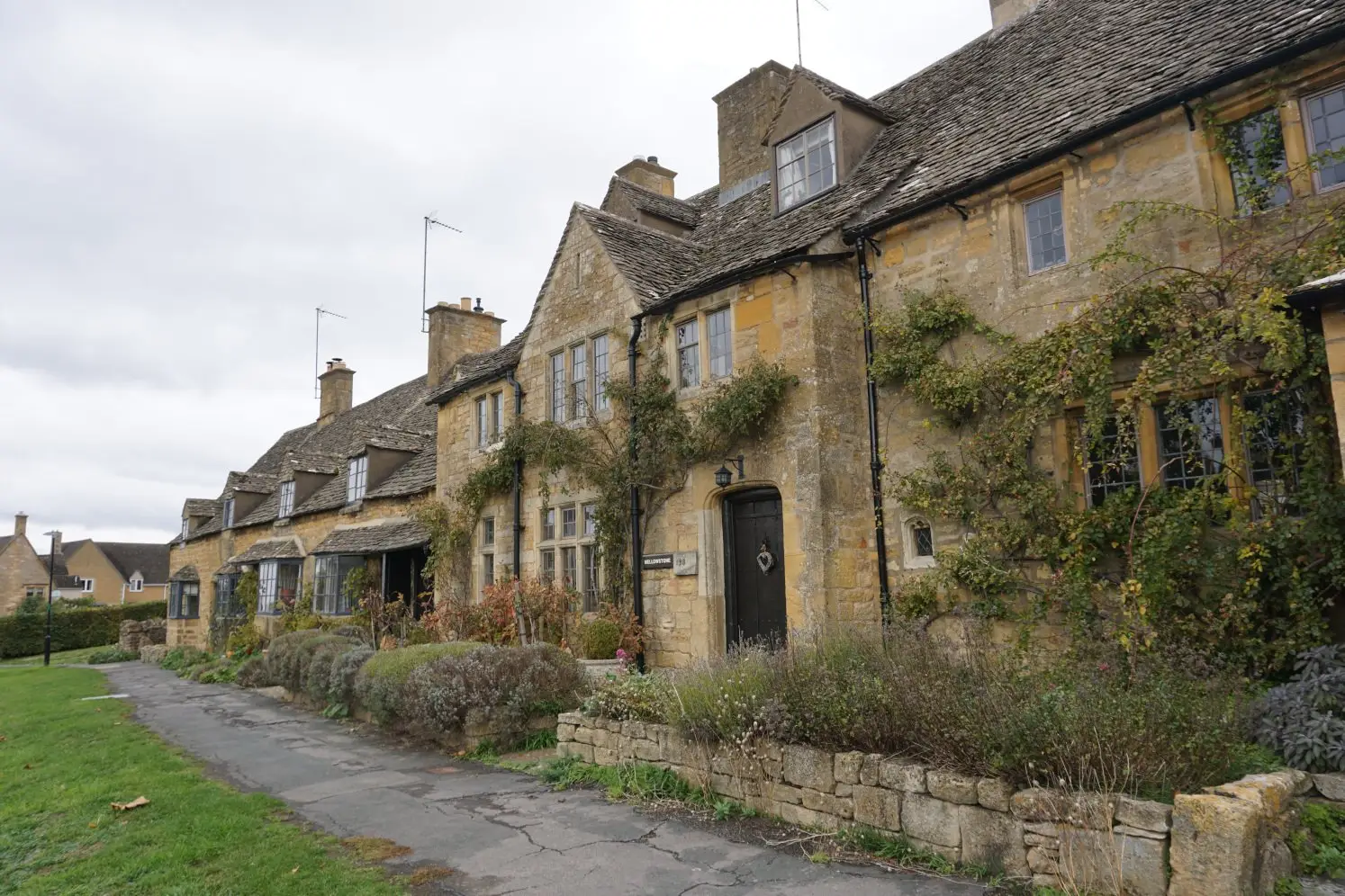 Discovering quaint cottages in Broadway when following travel itineraries for exploring the Cotswolds without a car